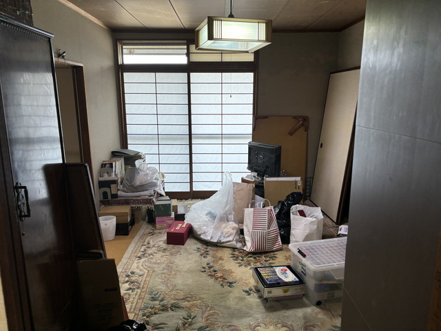 お部屋の中に布団や雑品がある状態