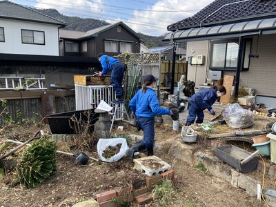 庭の剪定作業をしているスタッフの様子