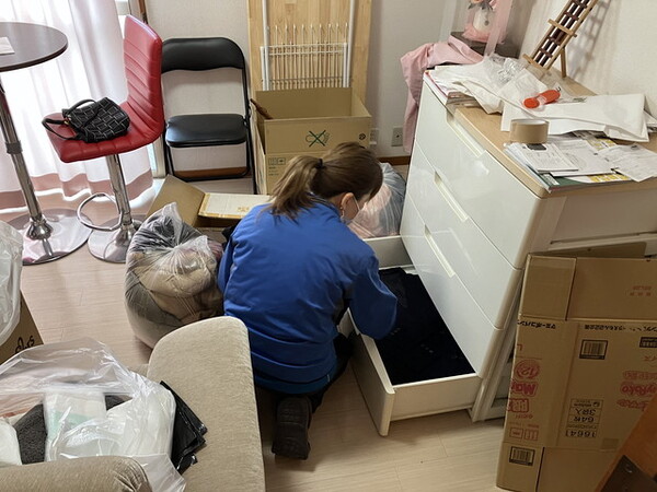 遺品整理作業中のスタッフ