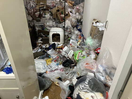 ゴミ屋敷状態の部屋の画像