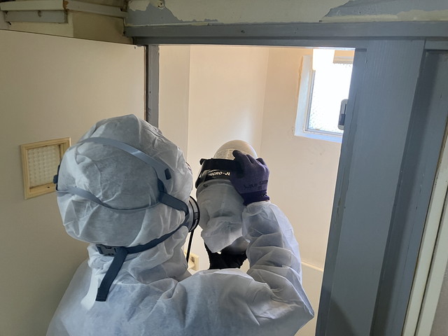 トイレの消臭作業をしているスタッフ