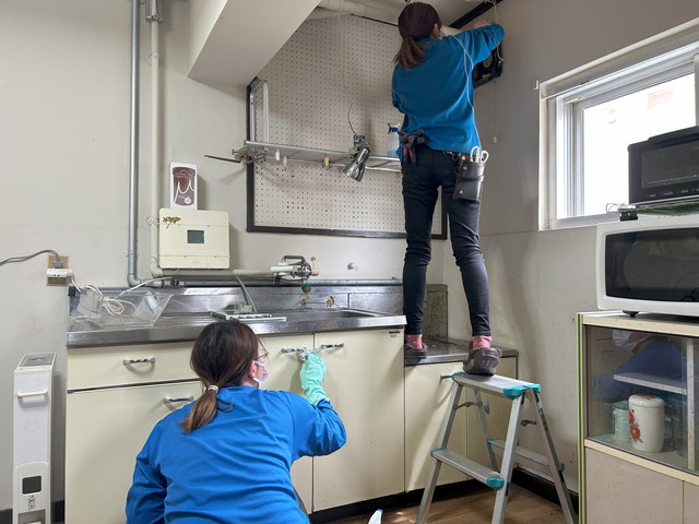 キッチンを清掃しているスタッフ