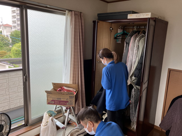 遺品整理作業をしているスタッフ