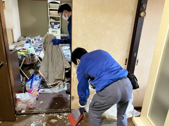 清掃作業中のスタッフ