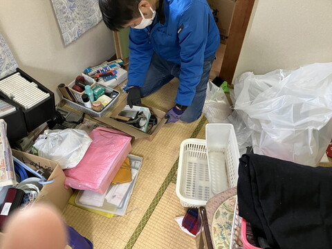 遺品整理作業中のスタッフ