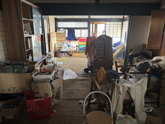 お部屋の中に衣類などがある状態