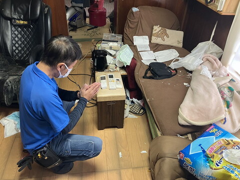 手を合わせているスタッフ