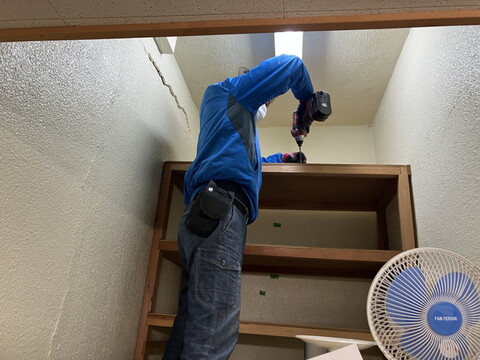 解体作業中のスタッフ