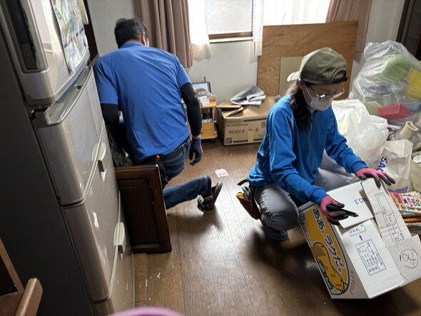 遺品整理作業中のスタッフ