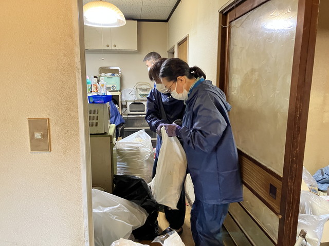 遺品整理作業中のスタッフ