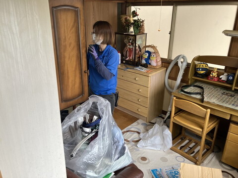 遺品整理作業中のスタッフ