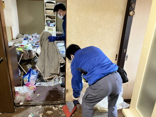 清掃作業中のスタッフ