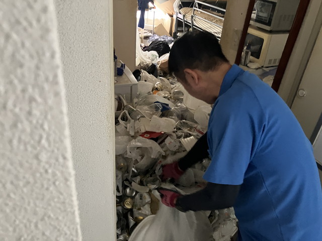 ゴミ屋敷のお部屋を片付けるスタッフ
