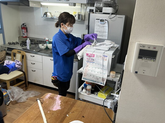 片付け作業をしている女性スタッフ