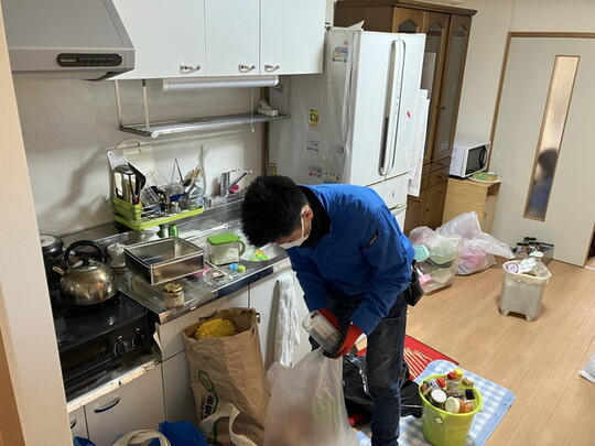 遺品整理作業中のスタッフ