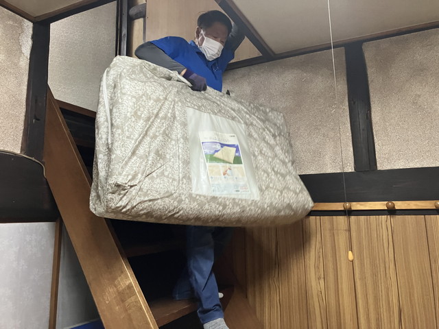 布団を運ぶスタッフ