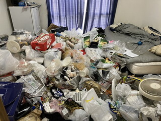 アパートの一室に物が散乱している状態