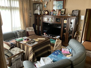 お部屋の中にソファや家具がある写真