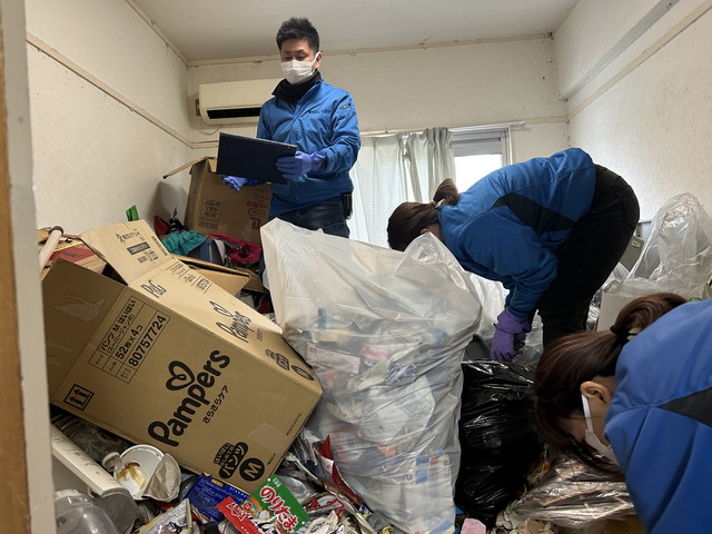 ゴミ屋敷の片付けをしている様子
