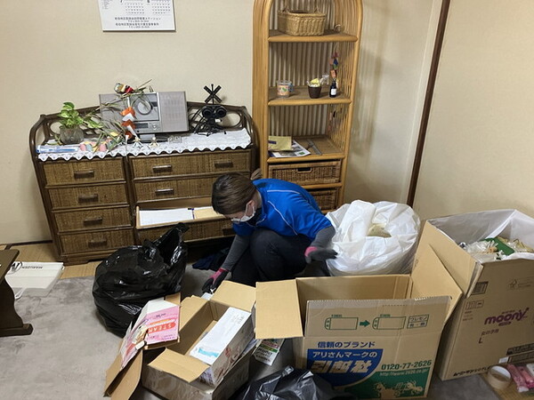 遺品整理作業中のスタッフ