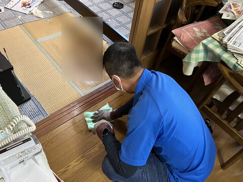 特殊清掃作業中のスタッフ