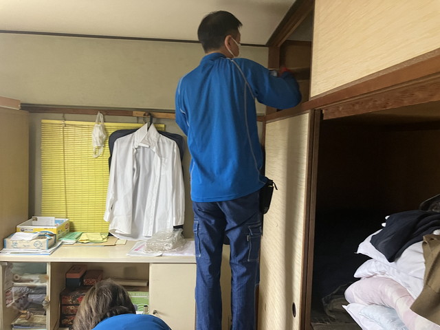 生前整理作業中のスタッフ