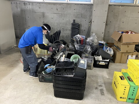 倉庫の荷物を撤去しているスタッフ