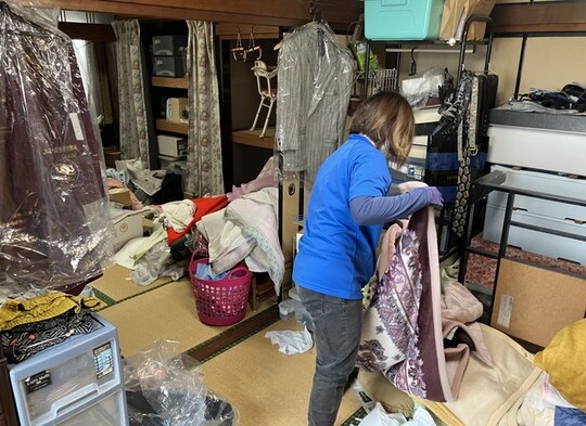 遺品整理作業中のスタッフ