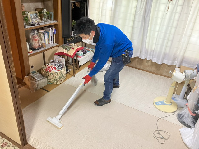 部屋の清掃をしているスタッフ